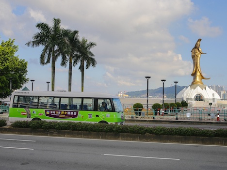 マカオ政府旅遊局が地元旅行社を通じて導入した「バス・ハイライト・ツアー」のイメージ（写真：MGTO＝マカオ政府旅遊局）