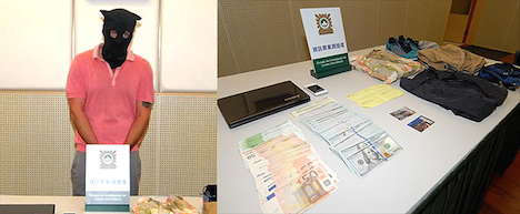 マカオ警察当局が偽造クレジットカードを使ってマカオのATMから不法に現金を引き出したとして逮捕したルーマニア人の被疑者（左）と押収した証拠品（右）＝9月17日（写真：マカオ司法警察局）