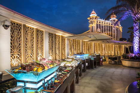 JWマリオット・ホテル・マカオがオープン100日を記念して開催する夕食ビュッフェ「プールサイド・バーベキュー・フィエスタ」のイメージ（写真：JW Marriott Hotel Macau & The Ritz-Carlton Macau)