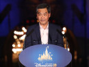 香港ディズニーランド開園10周年セレモニーでスピーチを行う香港特別行政区の梁振英行政長官=9月11日(写真:news.gov.hk)