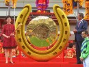 香港競馬2015-16年シーズン開幕式典に出席したキャリー・ラム香港政務長官(左)=9月6日、沙田競馬場(写真:news.gov.hk)