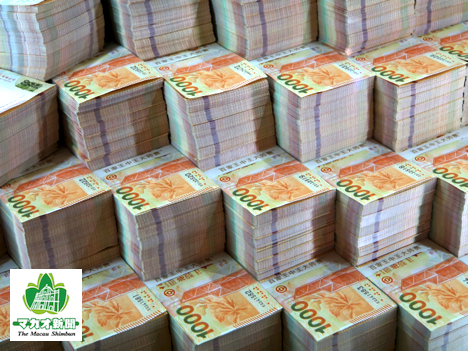 マカオのカジノでは主に香港ドルが使われる。写真は中国銀行版1千香港ドル紙幣の束（イメージ）—本紙撮影