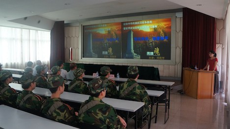 中国人民解放軍国防教育訓練基地で開催された「国防教育キャンプ」で抗戦70周年講座を受講するマカオの中学生ら（写真：DSEJ）