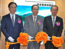 熊本香港事務所が正式オープン。左から土山哲司肥後銀行常務執行役員、西山英樹熊本香港事務所所長、荒木亮熊本県農林水産部経営局流通企画課課長=9月11日(写真:news.gov.hk)