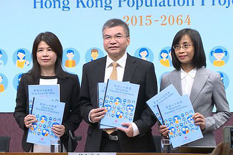 香港政府統計局が最新の人口推計結果を発表。写真中央が統計局のレスリー・タン局長＝9月25日（写真：news.gov.hk）
