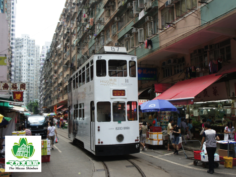 ノースポイント地区のマーケット街を走る香港トラム（資料）—本紙撮影