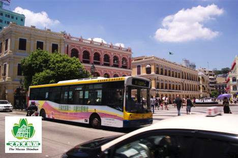 黄色と紺色のツートンカラーが目印となる新福利の路線バス（資料）＝セナド広場前にて