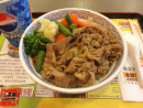 香港吉野家の独自メニュー「野菜牛肉飯」(資料)—本紙撮影