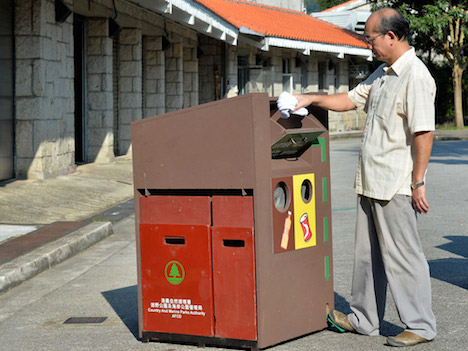 足踏みペダルを採用した改良型のゴミ箱（写真：news.gov.hk）