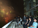 香港・ビクトリアハーバーで開催された国慶節花火大会を鑑賞する香港特別行政区の梁振英行政長官夫妻=10月1日(写真:news.gov.hk)