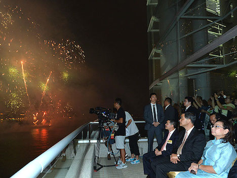 香港・ビクトリアハーバーで開催された国慶節花火大会を鑑賞する香港特別行政区の梁振英行政長官夫妻＝10月1日（写真：news.gov.hk）