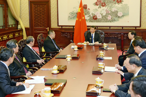 習近平国家主席（中央）が活動報告のため北京を訪れたフェルナンド・チュイ（崔世安）マカオ行政長官（左列奥）との会談の臨んだ＝12月23日、北京・中南海瀛台庁（写真：GCS）