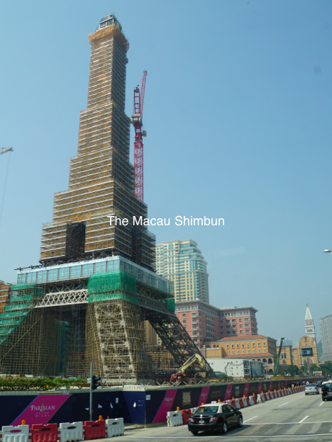 パリジャンマカオ正面に建つエッフェル塔のレプリカ（資料）＝マカオ・コタイ地区、2015年10月撮影