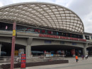 広州と中国各地を結ぶ高速鉄道が発着するターミナル、広州南駅。手前に地下鉄入口が見える（資料）—本紙撮影