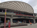 広州と中国各地を結ぶ高速鉄道が発着するターミナル、広州南駅。手前に地下鉄入口が見える(資料)—本紙撮影