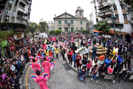 世界遺産・聖アントニオ教会前を進むパレード＝12月6日（写真：ICM）