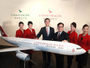 キャセイドラゴン航空の新機体デザイン。写真中央左がキャセイパシフィック航空のアイヴァン・チュCEO、中央右が香港ドラゴン航空のアルジャーノン・ヤウCEO＝1月28日（写真：Cathay Pacific Group）