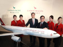 キャセイドラゴン航空の新機体デザイン。写真中央左がキャセイパシフィック航空のアイヴァン・チュCEO、中央右が香港ドラゴン航空のアルジャーノン・ヤウCEO=1月28日(写真:Cathay Pacific Group)