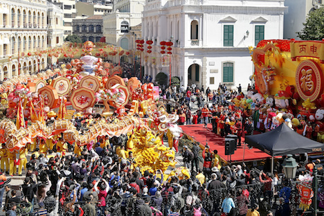 南欧風の町並みが残る世界遺産・セナド広場を巡る巨大金龍＝2月8日（写真：GCS）