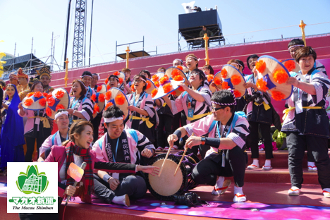 香港のテレビ局から取材を受ける尾花沢花笠踊りチーム＝2月7日、マカオ—本紙撮影