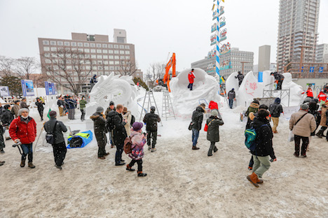 マカオ代表チームによる雪像制作の様子（写真：MGTO）