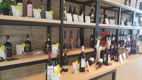 「葡語國家食品展示中心」に並ぶ各種ワイン（写真：IPIM）