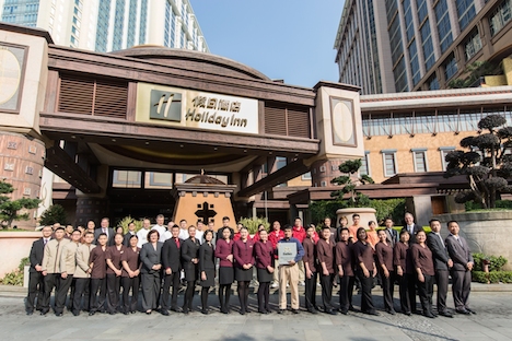 2016年版フォーブス・トラベルガイドで4つ星を獲得したホリデイ・イン マカオ コタイセントラルのスタッフら（写真：Holiday Inn Macao, Cotai Central）