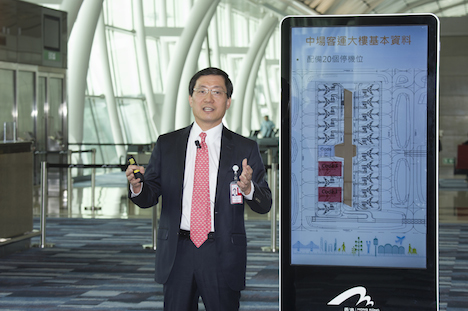 香港国際空港の新ターミナル、ミッドフィールドコンコースのデザインと設備について解説する香港機場管理局の林天福（フレッド・ラム）CEO＝3月31日（写真：Airport Authority Hong Kong）
