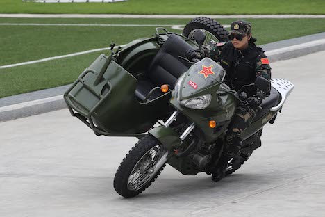 中国人民解放軍駐マカオ部隊駐屯地公開イベントで軍事訓練パフォーマンスを披露する女性兵士＝5月2日、タイパ島（写真：DESJ）