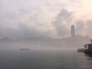 霧に覆われた香港のヴィクトリアハーバー(資料)=2016年3月—本紙撮影