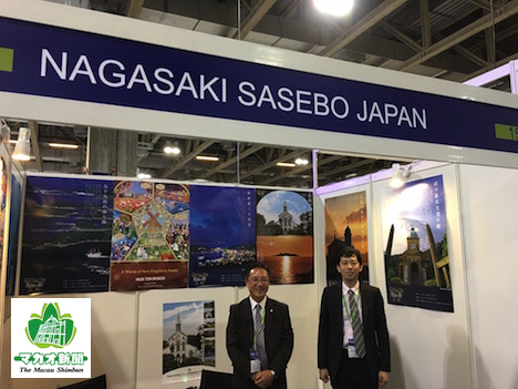 アジア最大のカジノ見本市「G2Eアジア」に出展する長崎県・佐世保市IR推進協議会ブース。左:同協議会の北嶋弘記事務局長、右:長崎県企画振興部政策企画課企画班の貝淵裕幸係長=5月16日、マカオ—本紙撮影