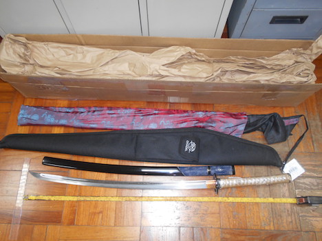 未許可でマカオに輸入された日本刀（写真：マカオ税関）