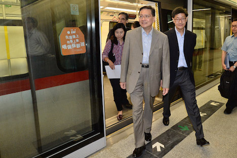 何文田駅を視察する香港政府運輸住宅局の張炳良局長（写真：news.gov.hk）