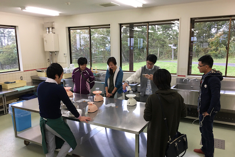 大山まきばみるくの里（伯耆町）では名物ソフトクリームを味わった後、バター作りを体験