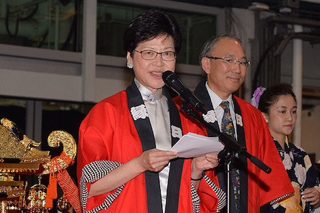 「縁日秋祭り in Hong Kong」オープニングで祝辞を述べる香港特別行政区キャリー・ラム政務長官。隣は松田邦紀駐香港日本国総領事（大使）＝10月14日、香港・PMQ（写真：news.gov.hk）