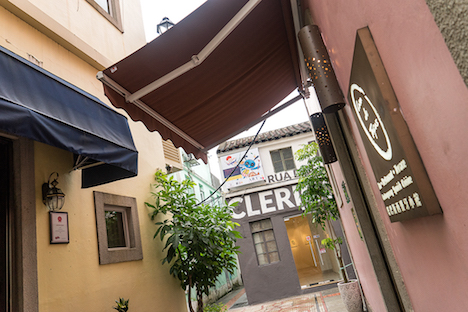 有名ポルトガル料理店「アントニオ」（左の建物）の裏手にオープンしたギャラリー「アートスペース」（写真：Taipa Village Destination Limited）