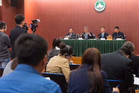 今年1〜9月のマカオの治安状況について語る黄少澤マカオ保安局長（左から2人目）＝11月24日（写真：GCS）