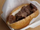 マカオグランプリ会場で販売された「鹿児島和牛ホットドッグ」=11月16日-本紙撮影