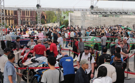 マカオ・塔石広場で開催されているレーシングカー、レーシングバイクの展示イベント＝11月12日（GCS）