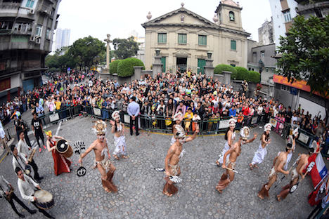 世界遺産・聖アントニオ教会前を進むパレード＝12月4日（写真：ICM）