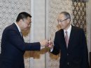 マカオ政府経済財政庁のライオネル・リョン長官(左)と松田邦紀総領事駐香港日本国総領事(右)による乾杯のセレモニー=12月15日、ホテルオークラマカオ(写真:GCS)