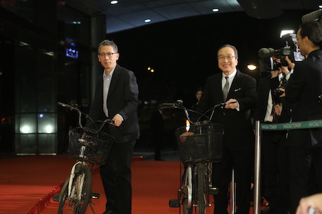 自転車に乗ってレッドカーペットに登場した矢口史靖監督と小日向文世さん＝12月12日、マカオタワー（写真：International Film Festival & Awards．Macao）