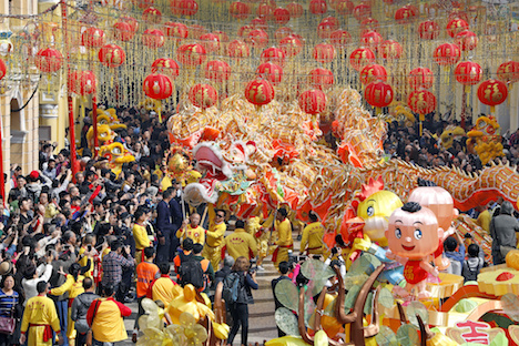 マカオ旧市街地の世界遺産・セナド広場を巡る巨大金龍＝2017年1月28日（写真：GCS）