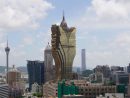 写真中央の建物がSJMホールディングスの旗艦カジノ施設「グランドリスボア」(資料)=マカオ、2016年7月本紙撮影