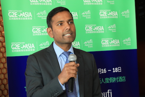 「G2Eアジア2017」開催概要発表記者会見でスピーチを行うプラビーン・チャウドハリー氏＝2017年1月10日、バンヤンツリーマカオ（写真：G2E Asia）