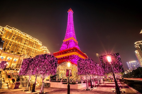パリジャンマカオのエッフェル塔でも春節バージョンのイルミネーションショーが開催される（写真：The Parisian Macao）