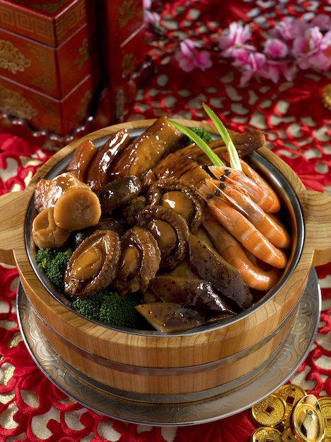 ダイナスティエイトのチャイニーズスタイルおせち料理コースに含まれる「盆菜（プンチョイ）」のイメージ（写真：Conrad Macao, Cotai Central）