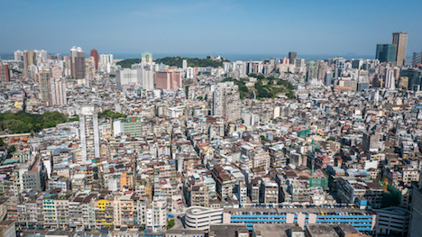 住宅が密集するマカオ半島の町並み（資料）＝2015年4月（写真：GCS）