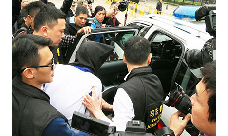 中国公安からマカオ司法警察局への容疑者の身柄引き渡しの様子＝3月16日（写真：マカオ司法警察局）