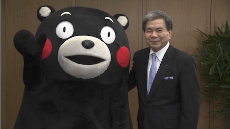 左：くまモン、右：蒲島郁夫熊本県知事（在香港日本国総領事館提供）